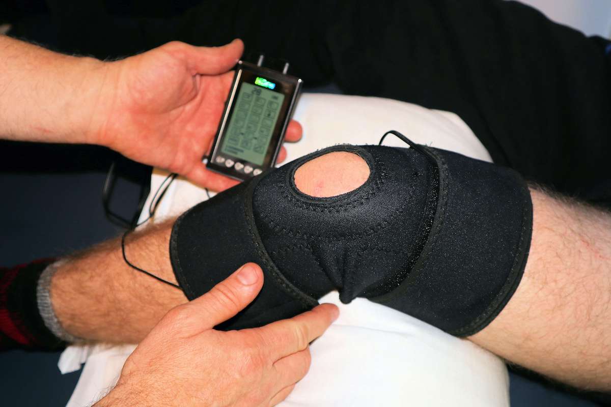 a physiotherapist reducing knee pain in victoria